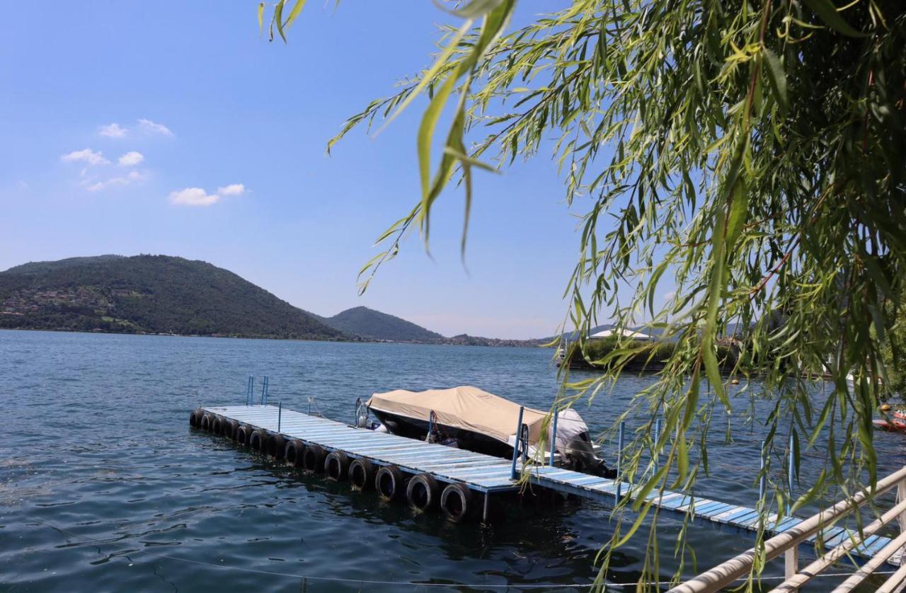 La Finestra "Sul Lago" Predore Bagian luar foto
